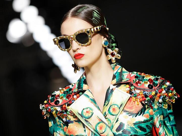 Schön bunter Look von Moschino.