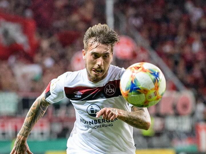 Iuri Picanco Medeiros von Nürnberg spielt den Ball. Foto: Matthias Balk/Archivbild