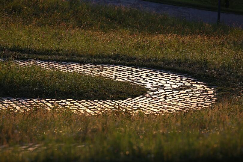 Schöner Anblick: Die gepflasterten Wege glänzen in der Sonne.