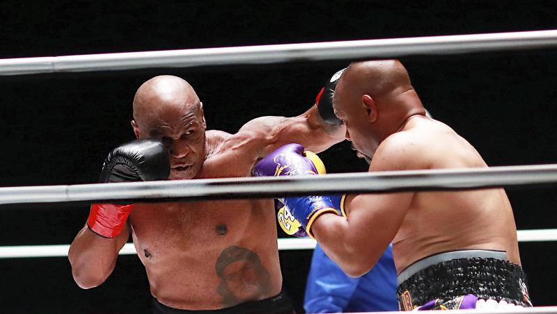 Mike Tyson (l) im Duell mit Roy Jones Jr..