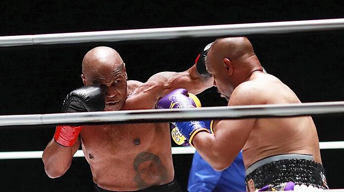 Mike Tyson (l) im Duell mit Roy Jones Jr..