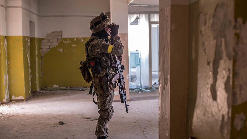 Ein ukrainischer Soldat während schwerer Kämpfe an der Frontlinie in Sjewjerodonezk in der Region Luhansk. Ein ukrainischer Soldat während schwerer Kämpfe an der Frontlinie in Sjewjerodonezk in der Region Luhansk.