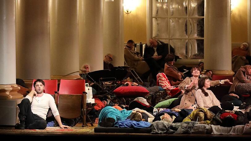 Andrei Zhilikhovsky (Fürst Andrej) mit Olga Kulchynska (Natascha) und Alexandra Yangel (Sonja) am Beginn der Oper "Krieg und Frieden" in Dmitri Tcherniakovs Inszenierung im Nationaltheater. Andrei Zhilikhovsky (Fürst Andrej) mit Olga Kulchynska (Natascha) und Alexandra Yangel (Sonja) am Beginn der Oper "Krieg und Frieden" in Dmitri Tcherniakovs Inszenierung im Nationaltheater.