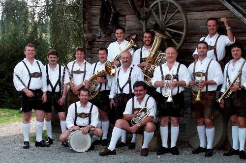 Ihr Repertoire reicht von konzertanter bayerischer Blasmusik, über fantastische Big Band Arrangements bis hin zum volkstümlichen oder modernen Schlager.