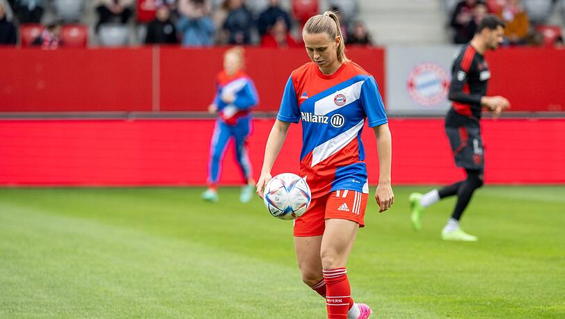 Münchens Klara Bühl spielt den Ball bei der Erwärmung.