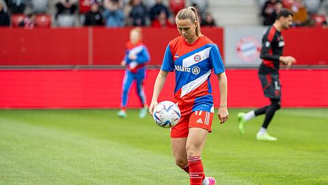 Münchens Klara Bühl spielt den Ball bei der Erwärmung.