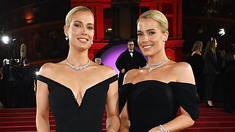 Lady Amelia Spencer (l.) und Lady Eliza Spencer posieren in der Royal Albert Hall am 2. Dezember 2024 in London.