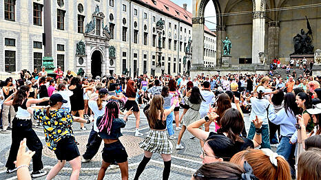 Ein Hauch von Massenhysterie: K-Pop-Fans tanzen Chores ihrer Idole auf &ouml;ffentlichen Pl&auml;tzen wie dem Odeonsplatz nach.