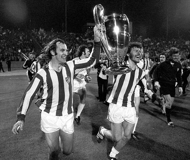 Ehrenrunde mit dem Pott in Brüssel: Franz "Bulle" Roth und sein Kumpel Paul Breitner (r.) feiern den Triumph im Wiederholungsspiel des Finals im Europapokal der Landesmeister gegen Atlético Madrid (4:0).
