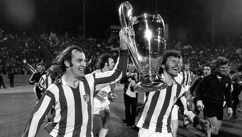 Ehrenrunde mit dem Pott in Brüssel: Franz "Bulle" Roth und sein Kumpel Paul Breitner (r.) feiern den Triumph im Wiederholungsspiel des Finals im Europapokal der Landesmeister gegen Atlético Madrid (4:0). Ehrenrunde mit dem Pott in Brüssel: Franz "Bulle" Roth und sein Kumpel Paul Breitner (r.) feiern den Triumph im Wiederholungsspiel des Finals im Europapokal der Landesmeister gegen Atlético Madrid (4:0).