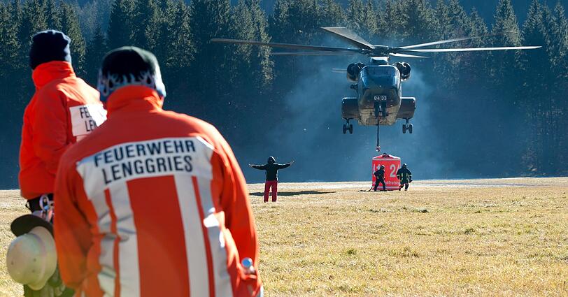 ...mehrere Einsatzkräfte sind für diesen Kraftakt notwendig