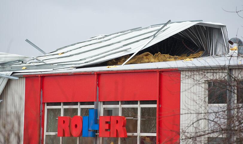 Teile von einem Dach liegen am Donnerstag (05.01.2012) in Regensburg (Oberpfalz) vor einem Möbelhaus.