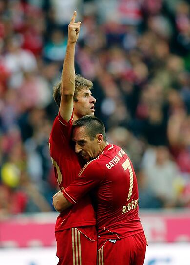 Mit 6:1 gegen Stuttgart verteidigt der FC Bayern die Tabellenführung verteidigt - und legt den besten Saisonstart seit fünf Jahren hin. Die Bilder vom Spiel