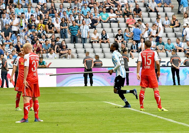 Zehn Minuten vor Ende rasten einig Löwen-Fans komplett aus. Es fliegen Sitzschalen und Metallstangen aufs Spielfeld.