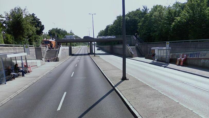 Der Bereich bei den Bus-Wartehäuschen an der Von-Kahr-Straße in Untermenzing wird im Sommer saniert. Der Bereich bei den Bus-Wartehäuschen an der Von-Kahr-Straße in Untermenzing wird im Sommer saniert.