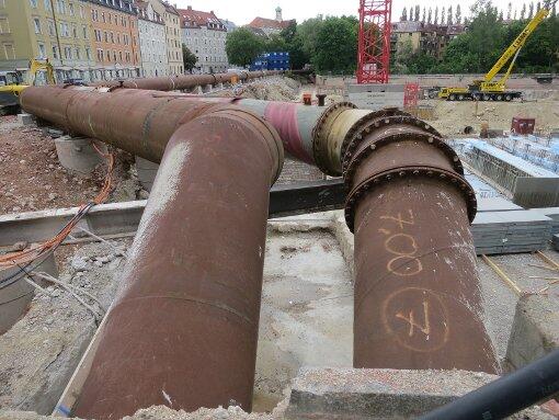 Mai 2013: Durch diese riesigen Rohre wurde das Wasser des Westermühlbachs durch die Baustelle geleitet.