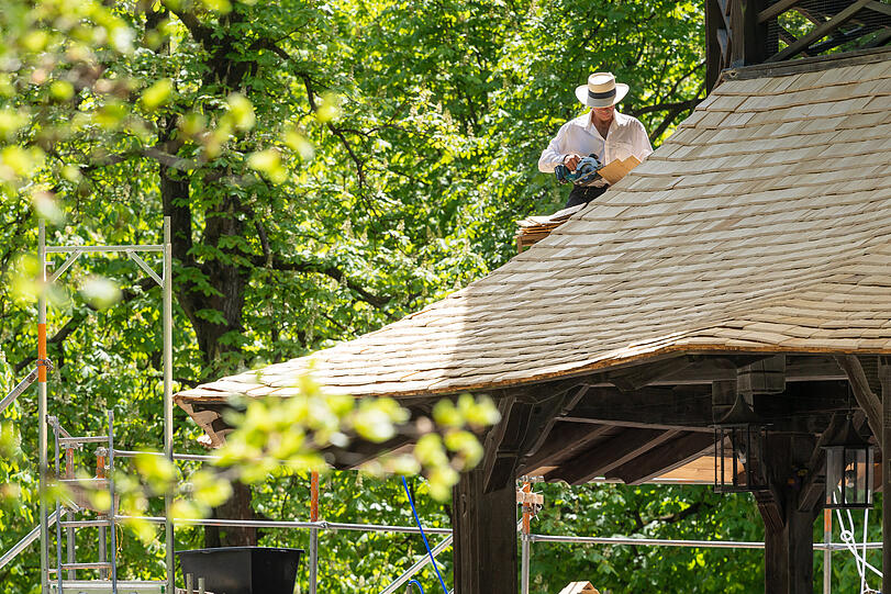Bevor der Biergarten öffnet, wird der Turm nochmal aufgehübscht.