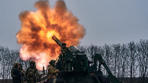 Ukrainische Soldaten feuern in Bachmut eine Haubitze auf russische Stellungen.