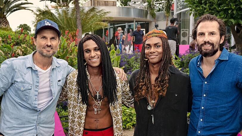 Regisseur und Drehbuchautor Simon Verhoeven (li.) mit Rob (Tijan Njie) und Fab (Elan Ben Ali), die das Popduo Milli Vanilli verkörpern sowie Produzent Quirin Berg.