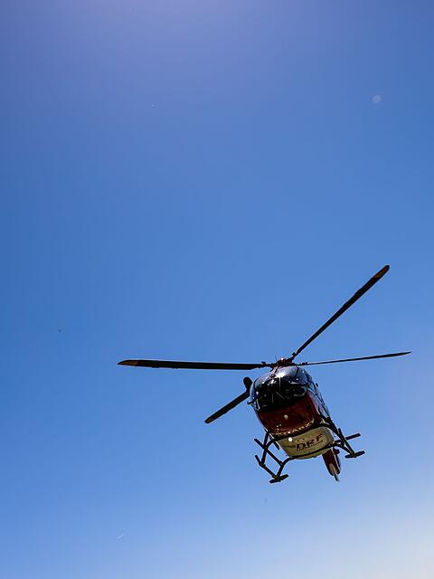 Der Notarzt kam mit einem Rettungshubschrauber zum Unfallort. (Symbolbild)