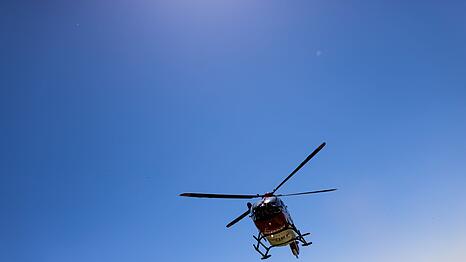 Der Notarzt kam mit einem Rettungshubschrauber zum Unfallort. (Symbolbild)