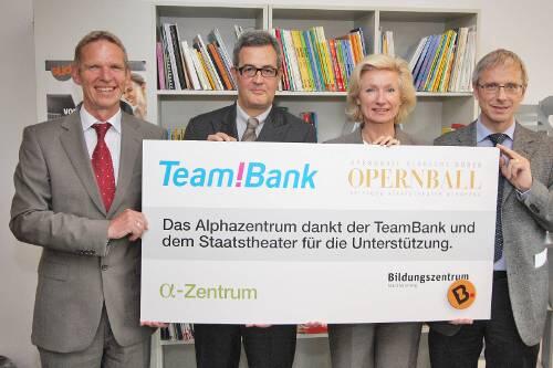 50.000 Euro Spende für die Ausstattung des Alphazentrums: BZ-Direktor Wolfgang Eckart, TeamBank-Boss Theophil Graband, Kulturreferentin Julia Lehner und Staatstheater-Direktor Albrecht Döderlein (von links).