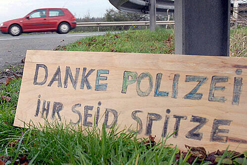 Das dürfte der NRW-Polizei runtergehen wie Öl: Ein Dankes-Schild steht an der B 58, wo die Beamten Michalski vom Fahrrad zogen.