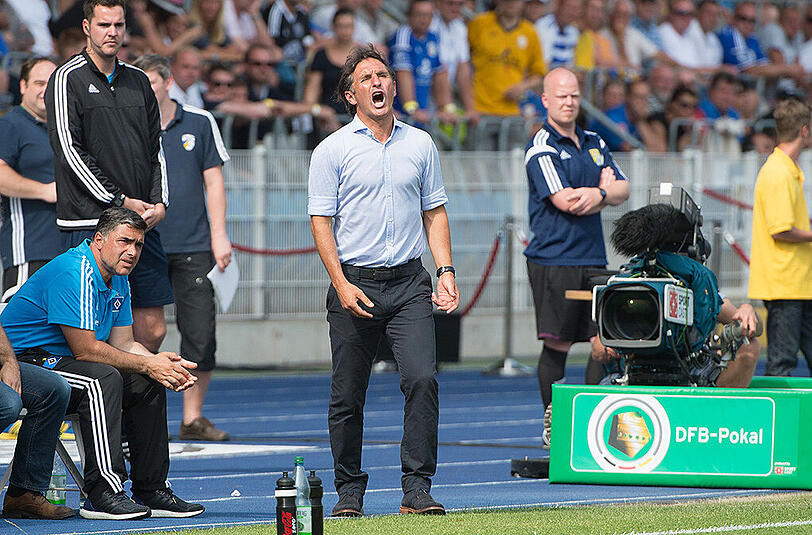 Der Hamburger SV mit Trainer Bruno Labbadia scheiterte in der ersten Runde an Carl Zeiss Jena.