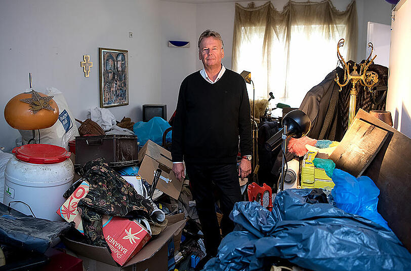 Akademie-Direktor Michael Schröter im Messie-Zimmer seiner Gautinger Schulungseinrichtung.