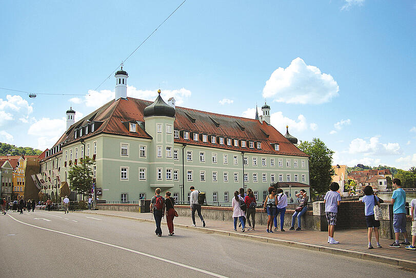 Damals befand sich dieses noch außerhalb der Stadtmauern, bis sich das 1350 durch eine Stadterweiterung änderte. &bdquo;Es war schon immer ein Anlaufpunkt für die Armen der Stadt, wenn sie Hilfe brauchten. Früher nutze man dieses auch als Krankenhaus&ldquo;, so Markus Beis in seinem Buch.