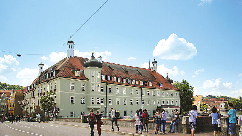 Damals befand sich dieses noch außerhalb der Stadtmauern, bis sich das 1350 durch eine Stadterweiterung änderte. &bdquo;Es war schon immer ein Anlaufpunkt für die Armen der Stadt, wenn sie Hilfe brauchten. Früher nutze man dieses auch als Krankenhaus&ldquo;, so Markus Beis in seinem Buch.