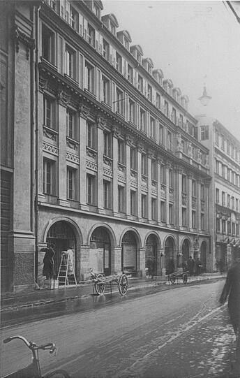 Noch ein Neubau: Der Dallmayr in der Dienerstraße 1912.