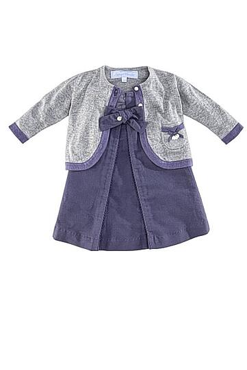Lila Velvetkleid mit großer Schleife und Strickjacke mit Perlenknöpfen: TARTINE ET CHOCOLAT