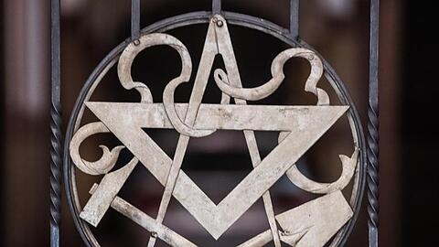 Die Symbole der Freimaurer (Zirkel, Winkel, Hammer und Kelle) sind im Tor zur Loge zu sehen. Foto: Andreas Arnold/dpa/Archivbild