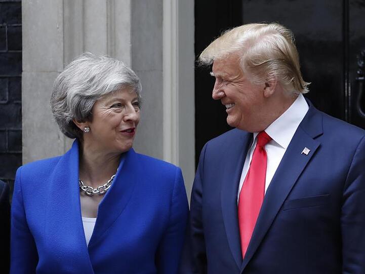 Theresa May und Donald Trump unterhalten sich vor 10 Downing Street in London, der Residenz der britischen Premierministerin.