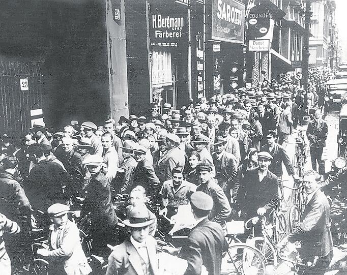 Weltwirtschaftskrise 1929: Kunden versuchen, im Berliner Postscheckamt ihr Geld abzuheben
