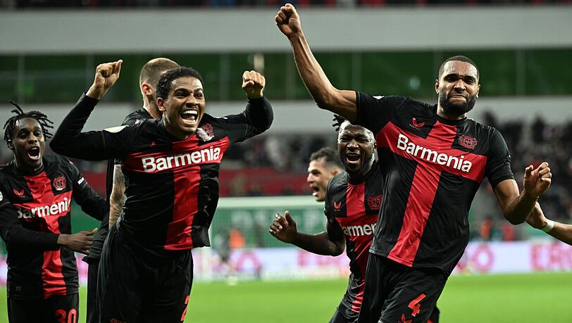 Die Leverkusener feiern den Einzug ins Pokal-Halbfinale.