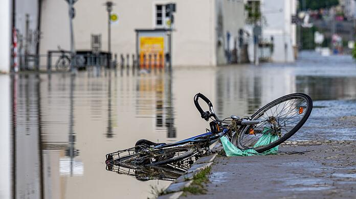 Ein Fahrrad liegt im Hochwasser der Donau.