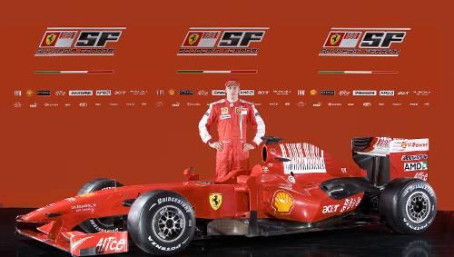 Da ist das Ding: Ex-Weltmeister Kimi Räikkönen mit dem neuen Ferrari. Da ist das Ding: Ex-Weltmeister Kimi Räikkönen mit dem neuen Ferrari.