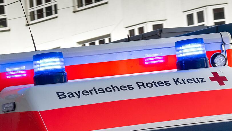 Ein Krankenwagen brachte den verletzten Radler ins Krankenhaus. (Symbolbild)