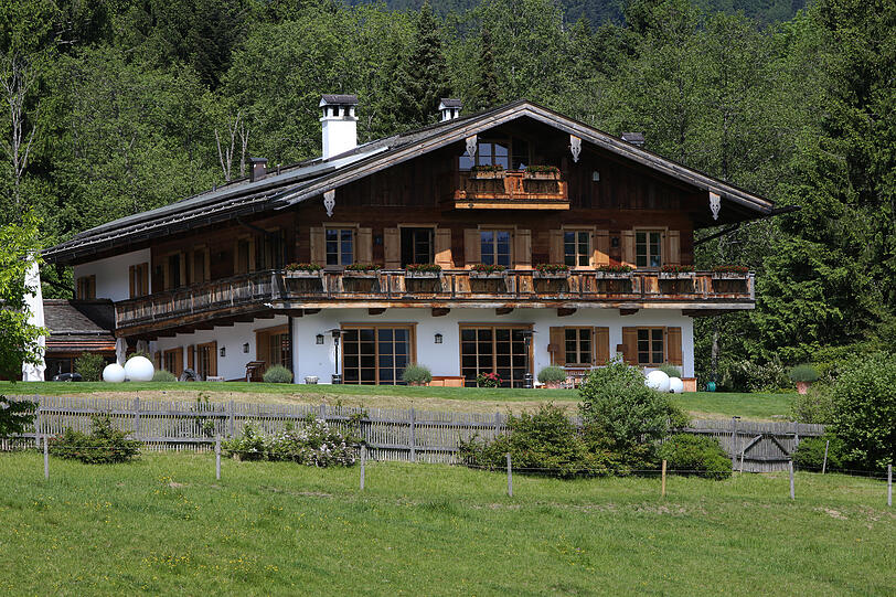 Seit 20 Jahren lebt Uli Hoeneß mit seiner Frau Susi in diesem Haus am Tegernsee. Seit 20 Jahren lebt Uli Hoeneß mit seiner Frau Susi in diesem Haus am Tegernsee.