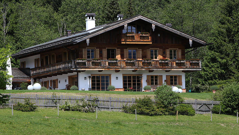 Seit 20 Jahren lebt Uli Hoeneß mit seiner Frau Susi in diesem Haus am Tegernsee. Seit 20 Jahren lebt Uli Hoeneß mit seiner Frau Susi in diesem Haus am Tegernsee.