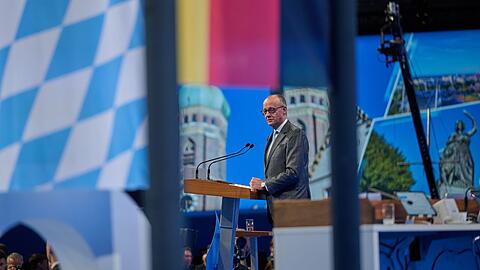 Der Kanzler bekommt fast so viel Applaus wie der CSU-Chef.