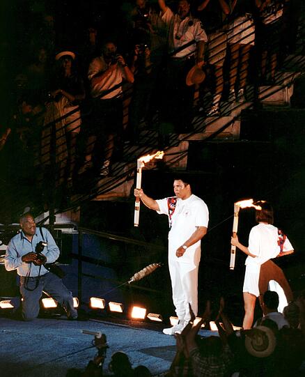 1996 in Atlanta entzündete Muhammad Ali, schwer gezeichnet von seiner Krankheit, das olympische Feuer - bis heute ein unvergesslicher Sportmoment. Im Jahr 2001 wurde Alis Leben in dem Hollywood-Blockbuster "Ali" mit Will Smith in der Hauptrolle verfilmt.