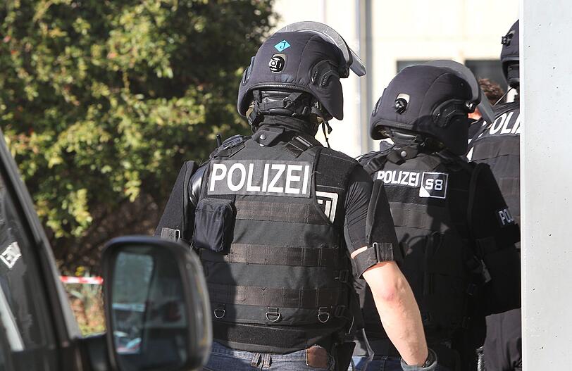 Spezialeinheiten rücken an.