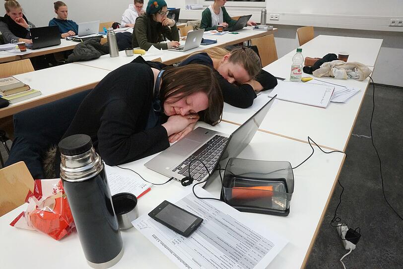Auch Kraft tanken will gelernt sein: Janine (28, l.) und Kerstin (27) beim Powernapping.