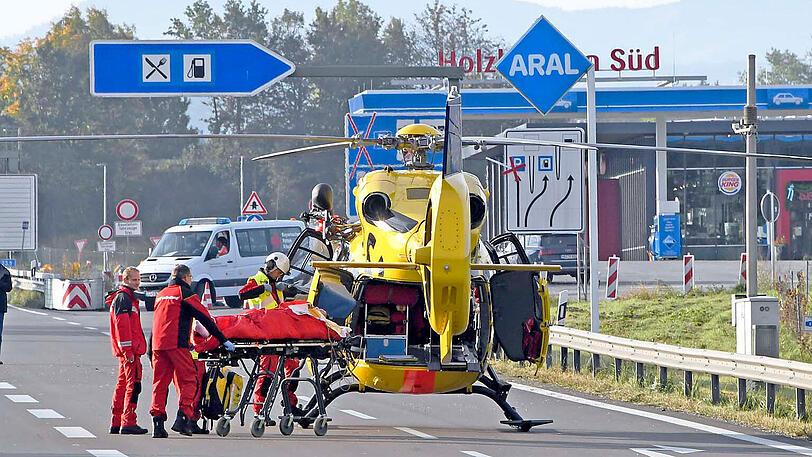 Der Lkw-Unfall legte die A8 mitten im Berufsverkehr lahm. Die Bilder.