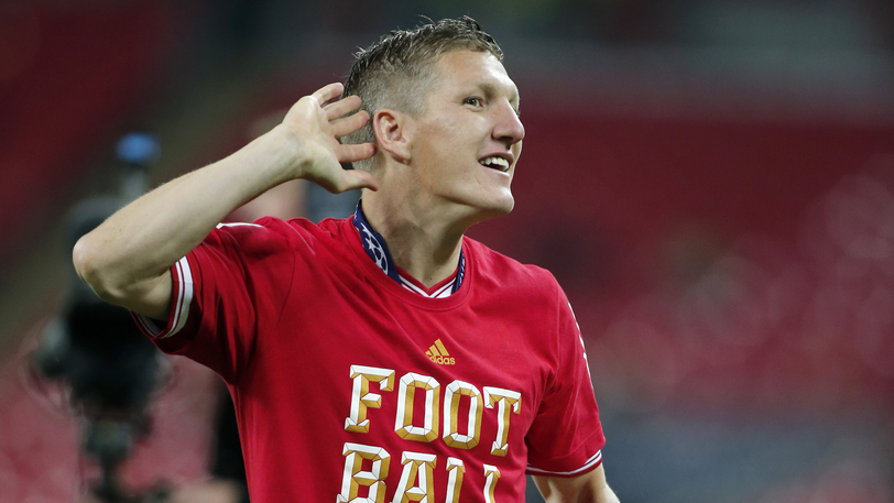 BASTIAN SCHWEINSTEIGER: Führte Deutschland als blutende Gallionsfigur zum Sieg im WM-Finale 2014. Durfte sich 2015 den Traum von der Premier League erfüllen und wechselte zu Manchester United. Nach der Entlassung seines alten Förderers Louis van Gaal, bekam er unter dessen Nachfolger José Mourinho kaum noch Spielzeit. Wagte 2017 den Sprung in die USA zu MLS-Klub Chicago Fire. Bekam 2018 in der Allianz Arena ein Abschiedsspiel und beendete im Oktober 2019 seine Karriere. Wird in den nächsten drei Jahren als TV-Experte in der ARD zu sehen sein. Ist seit 2016 mit der ehemaligen Tennisspielerin Ana Ivanovic verheiratet und hat mit ihr zwei Kinder.