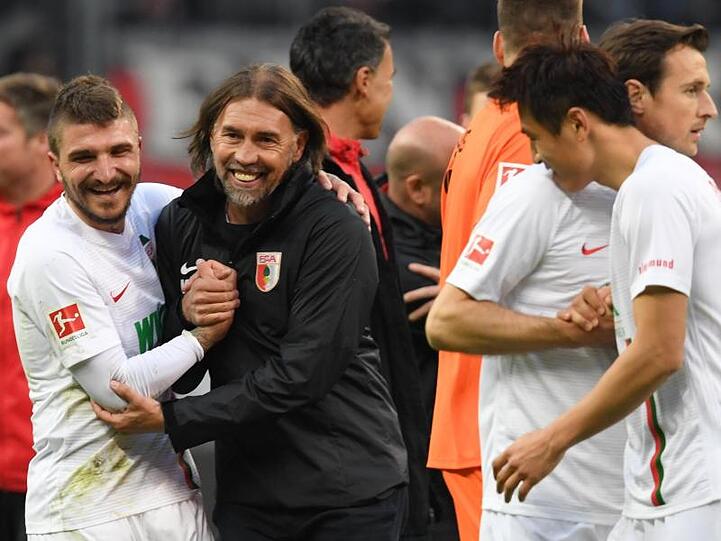 Feierte beim FC Augsburg einen Traumeinstand: Trainer Martin Schmidt (2.v.l).