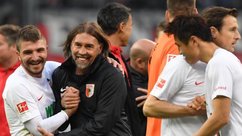 Feierte beim FC Augsburg einen Traumeinstand: Trainer Martin Schmidt (2.v.l). Feierte beim FC Augsburg einen Traumeinstand: Trainer Martin Schmidt (2.v.l).